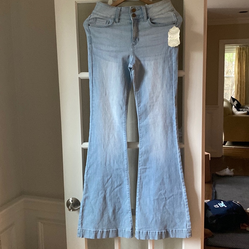 Size 27 nwt light wash flared jeans.